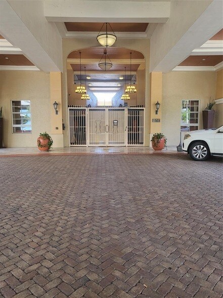 Building Photo - 520 SE 5 Ave