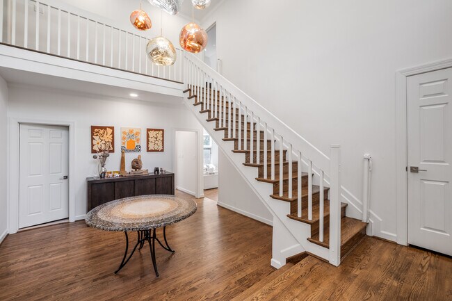 Escaleras - 7624 Wheatcroft Ct