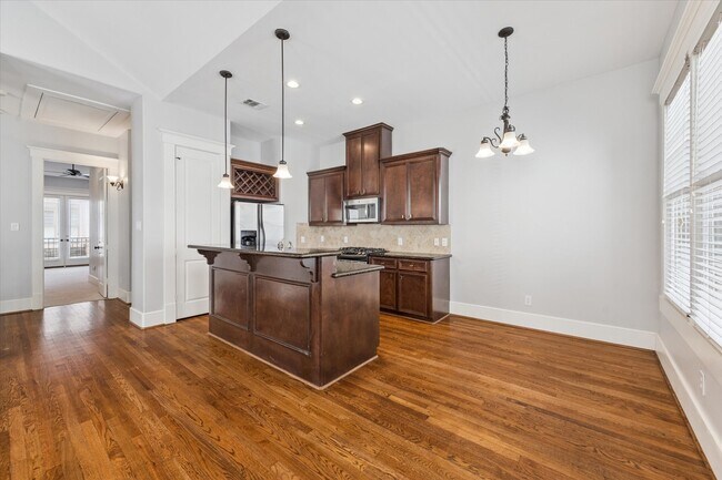 Foto del edificio - 1044 W 25th St