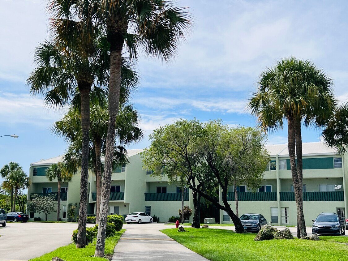 Foto principal - 8911 NW 28th Dr