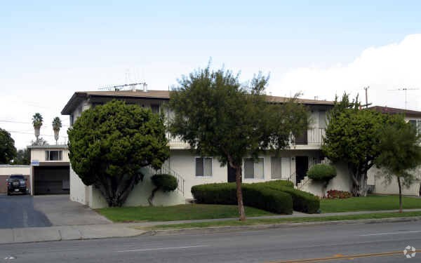 Building Photo - 743 E Duane Ave