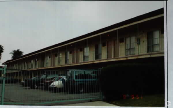 Building Photo - Royal Garden