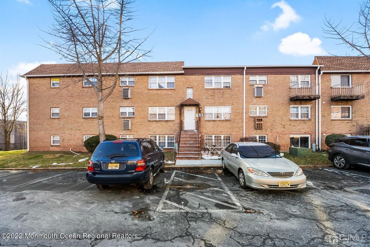 Primary Photo - 390 College Dr E