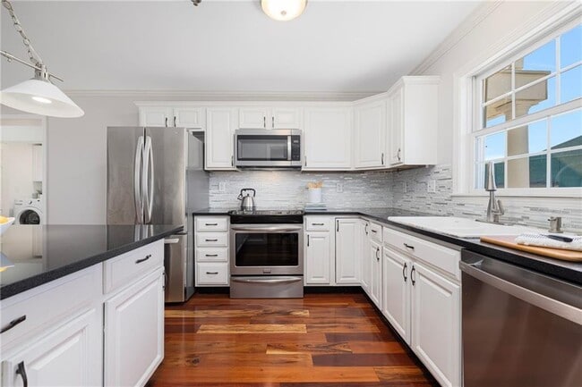 Building Photo - 231 Maple Ave