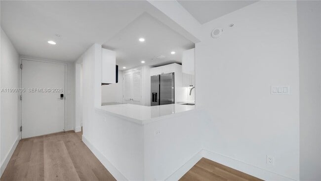 Foto del edificio - 555 NE 34th St