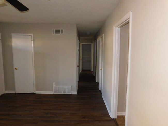 Foto del edificio - 3135 Briarwood Dr
