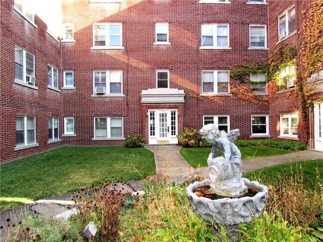 Foto del edificio - 11843 Lake Ave