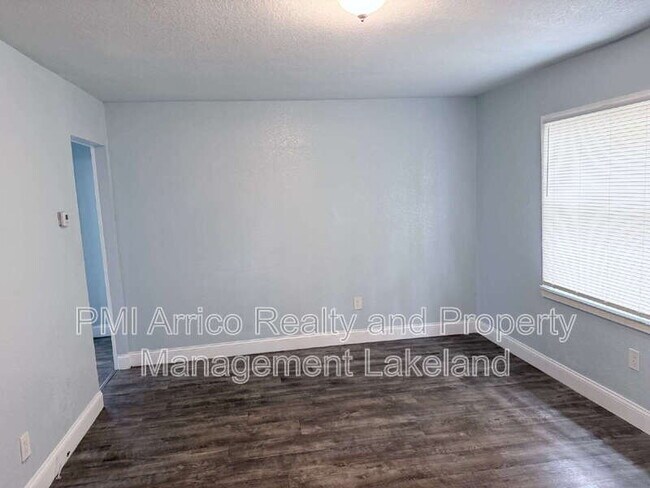 Building Photo - 815 N Davis Ave
