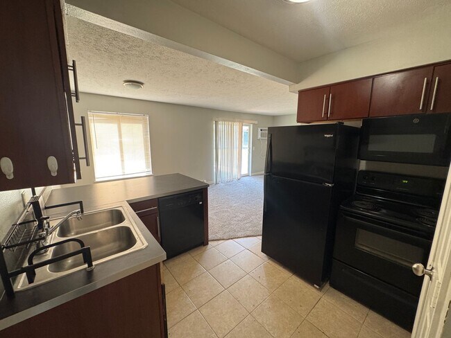 Foto del edificio - Two Bedroom Apartment - Lower Level with L...