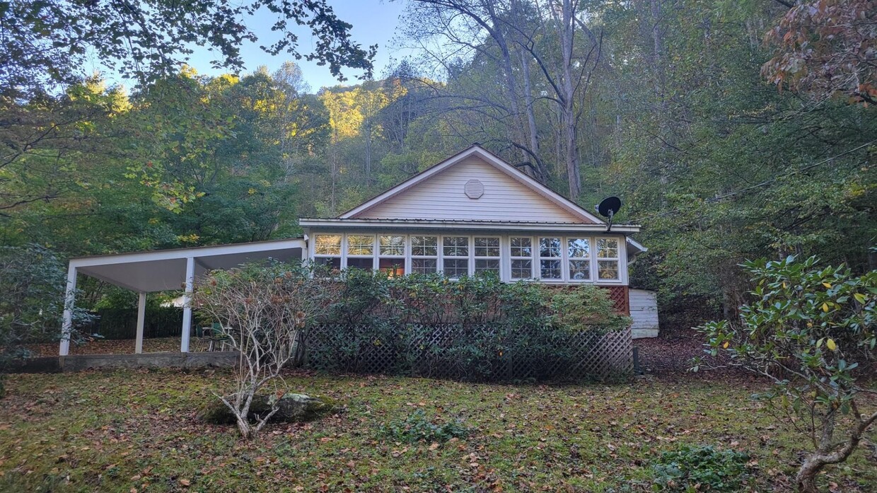 Foto principal - 2 Bedroom 1 Bathroom house on Caney Fork