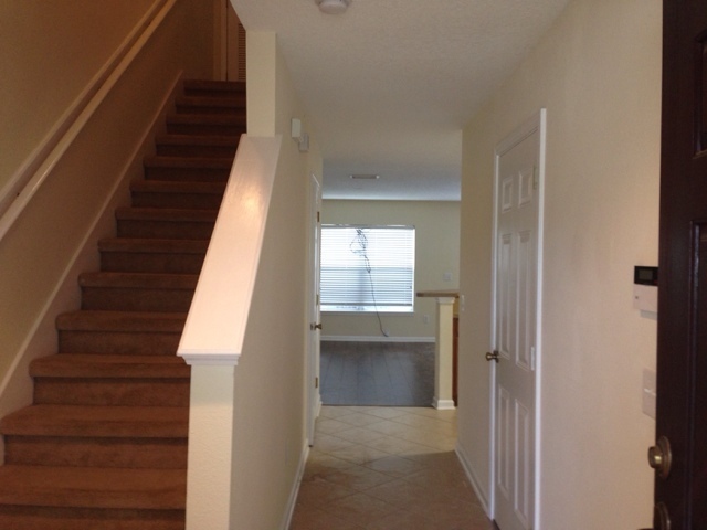 Building Photo - Beautiful townhome located on the Southside!