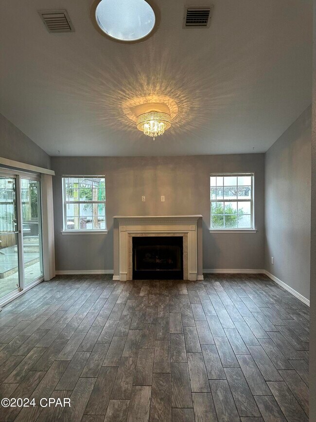 Foto del edificio - 102 Sandalwood Ln