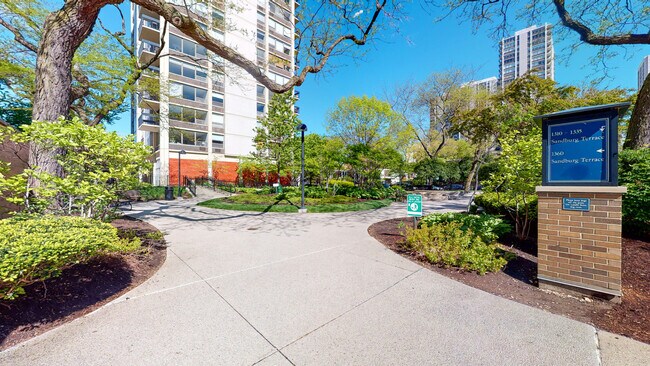 Foto del edificio - 1360 N Sandburg Terrace