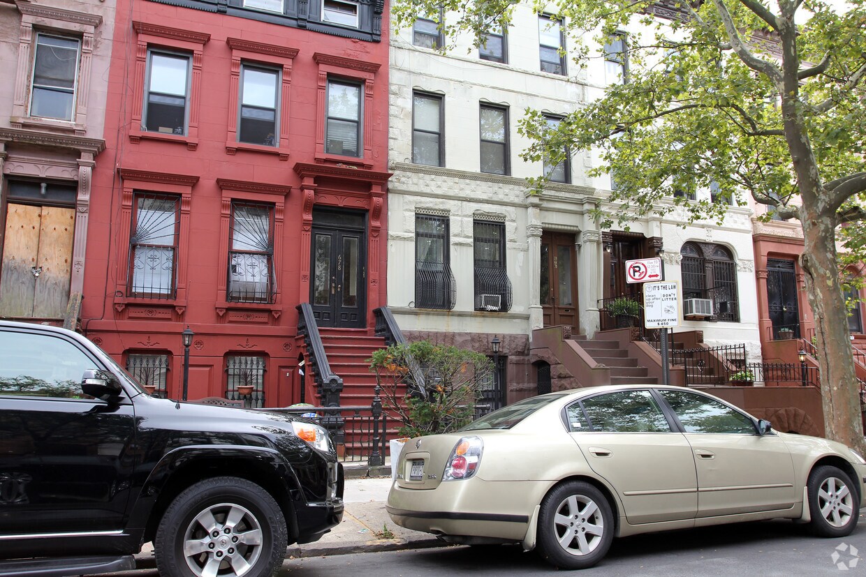 Building Photo - 676 Putnam Ave