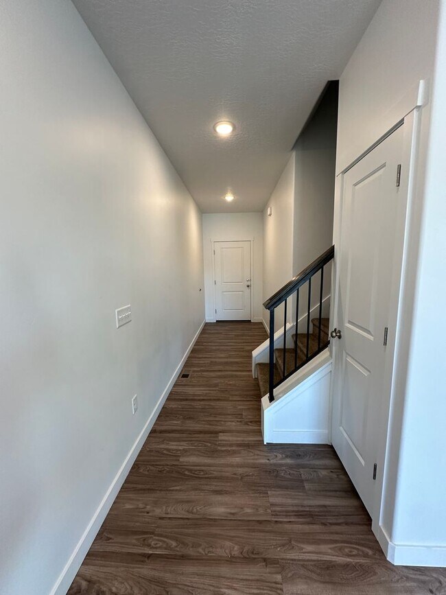 Foto del edificio - BEAUTIFUL 3-BEDROOM TOWNHOME FOR RENT - AV...
