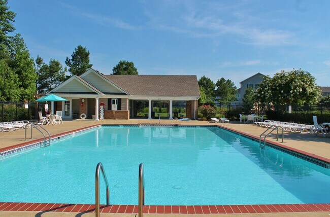 Foto del edificio - READY July 1st!! End-Unit Condo with Commu...