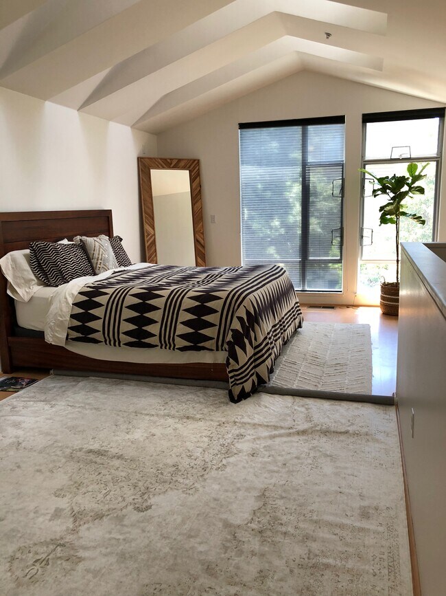 Dormitorio tipo loft: muebles solo para exhibición. - 44 Iron Horse Ln