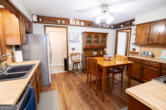 Building Photo - 371 Mountain Hill Rd