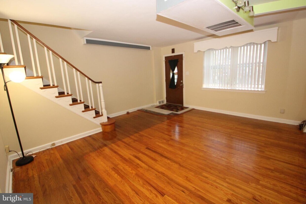 Primary Photo - 222 W Colonial St