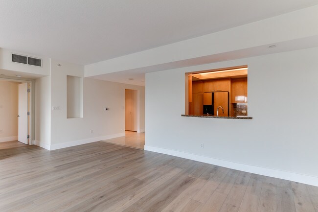 Building Photo - 13600 Marina Pointe Dr