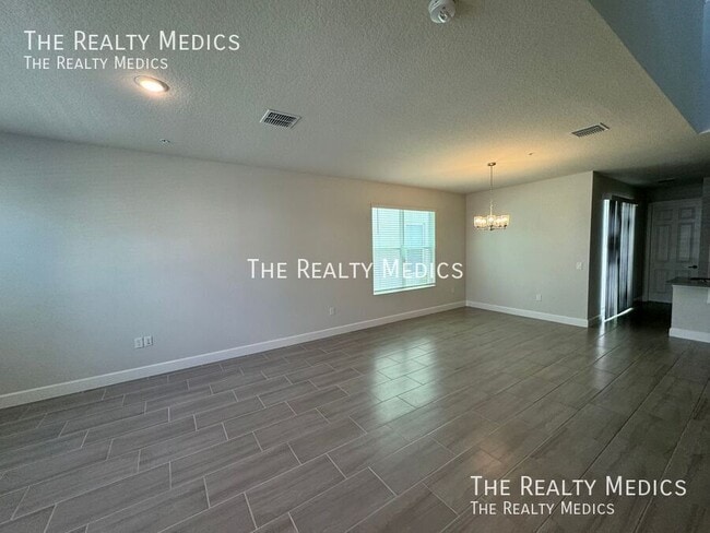 Photo - 419 Scotsman Pl House