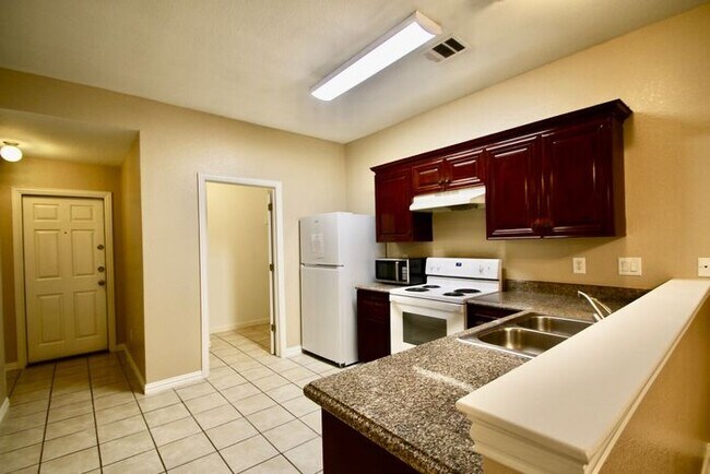 Foto del edificio - Stunning 3/2 Duplex in West Fort Worth — Granite Kitchen, Garage & Fenced Yard!