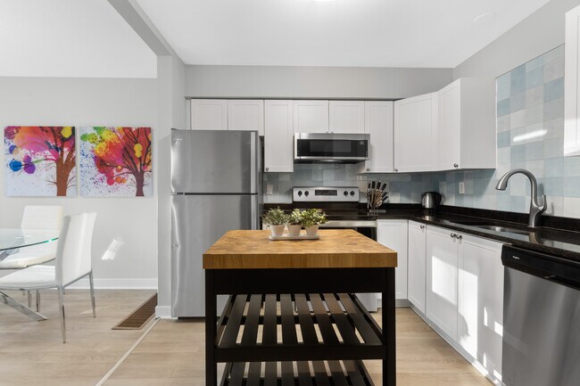 Photo du bâtiment - Room Rental 5 minutes from Algonquin College - This listing has rentals from $525