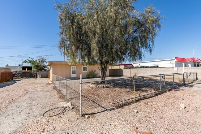 Foto del edificio - Cozy 1-Bedroom Retreat with Spacious Yard & Open Living Layout * COMING SOON *