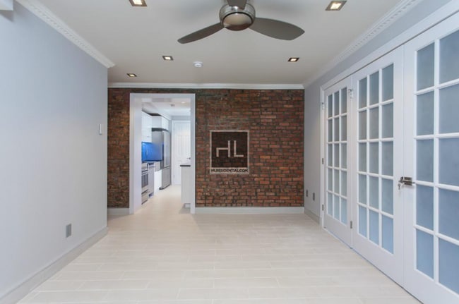 Building Photo - E 11th St