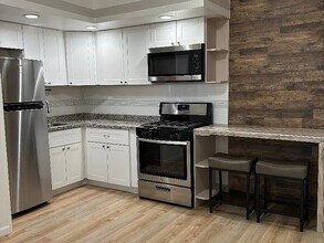 Building Photo - 5-7 Royalton Pl