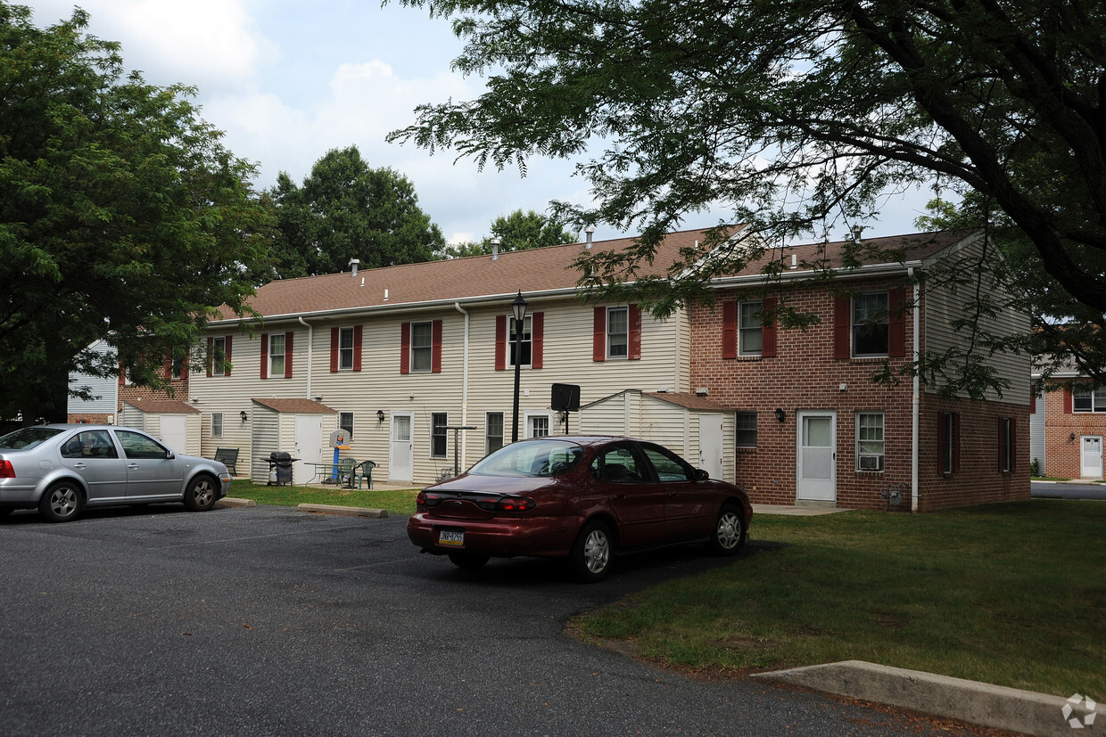 Building Photo - Fairmont Village