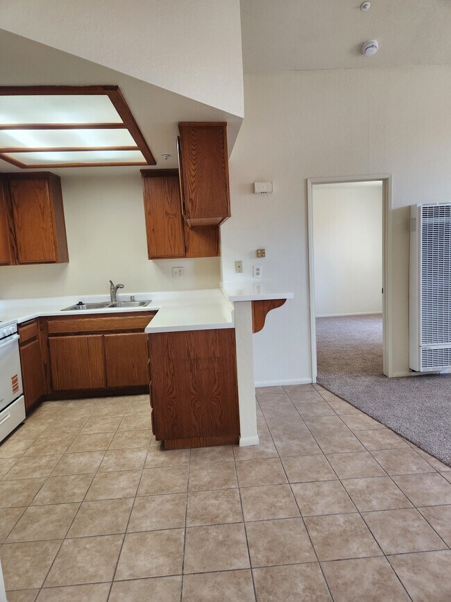 Kitchen & breakfast bar - 9502 Walker St