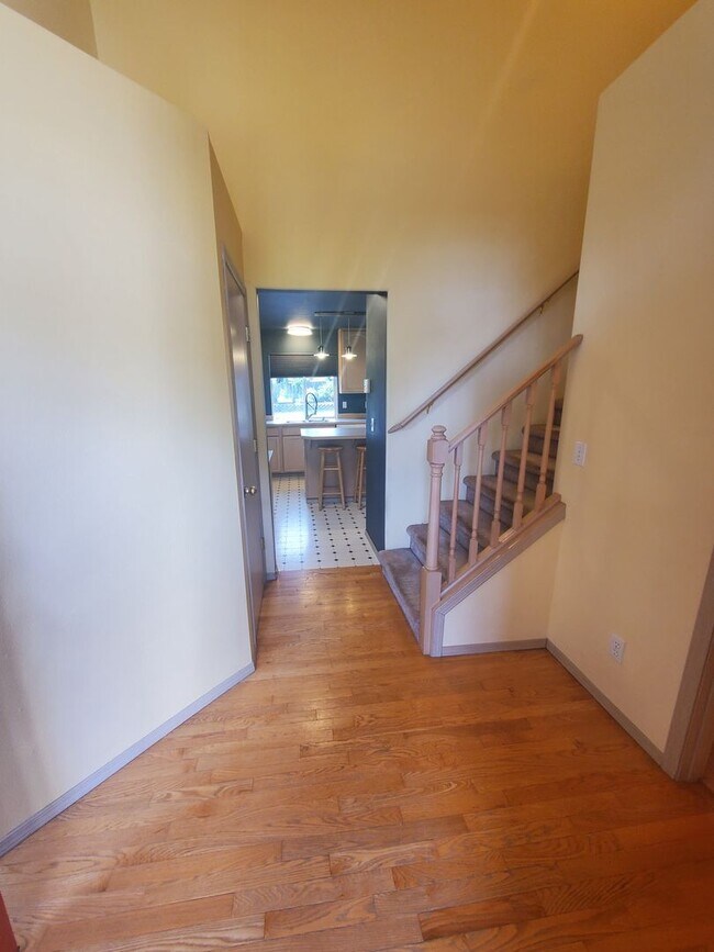 Building Photo - Bright 4BD/2.5BTH Lynnwood Home with Vault...