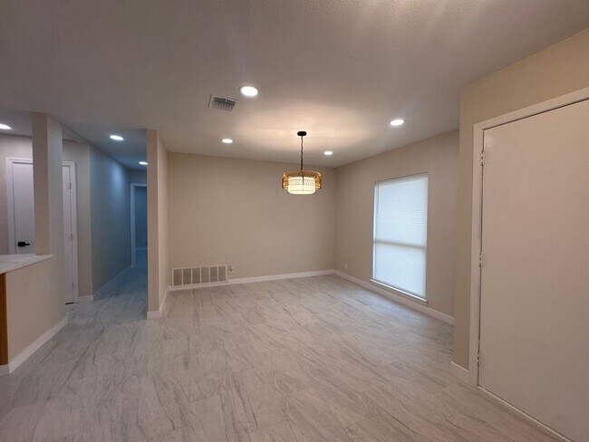 Foto del edificio - Newly Remodeled 3 Bd | 2 Ba | 2 Car Garage in NW Oxbox! Move In Ready!