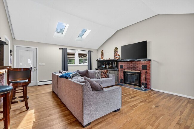 Foto del edificio - Spacious 4 BR/2BA home corner-lot in Warwi...