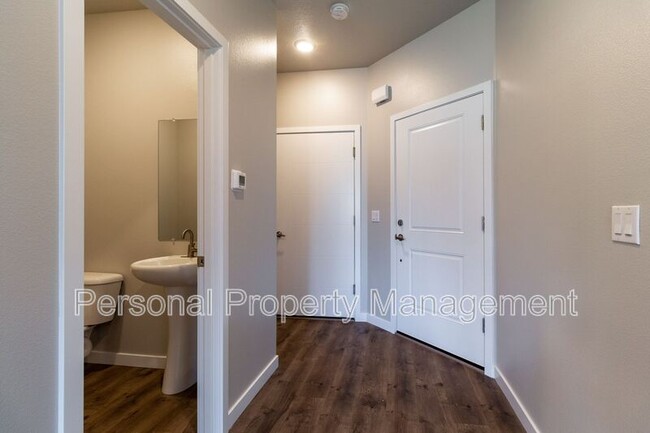 Building Photo - 8715 NE 43rd Pl