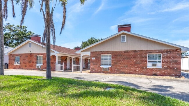 Building Photo - Unfurnished/Annual Rental 1br/ba/1 carport...
