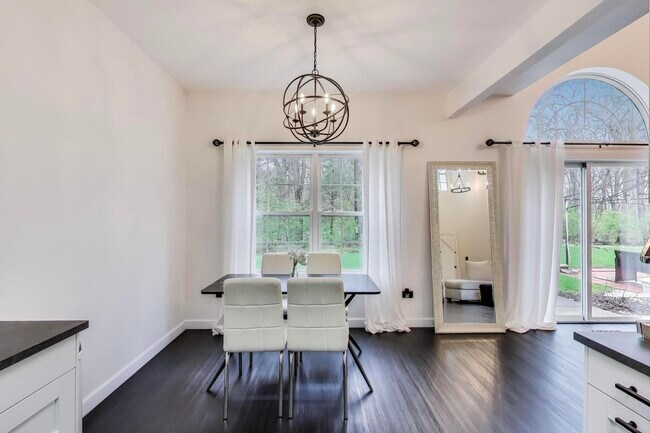 Foto del edificio - 2531 Oak Tree Ln