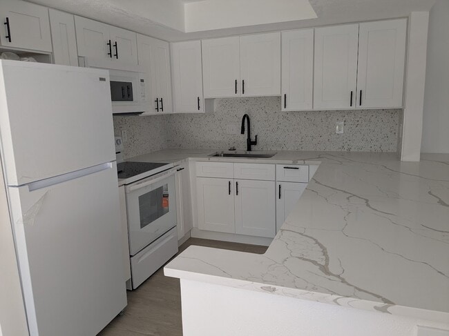 Building Photo - 2 Bed/2 Bath - Unit P8