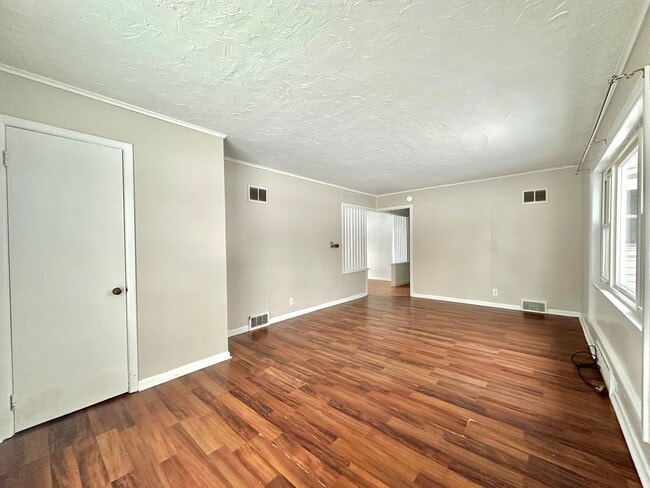 Building Photo - 833 Westmoreland Ave