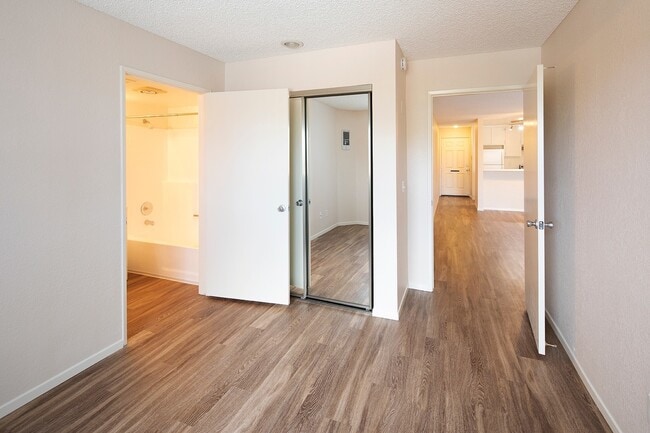 Building Photo - Stunning Point Loma Apt. with Dual Primary Bedrooms and 2 Parking Spaces