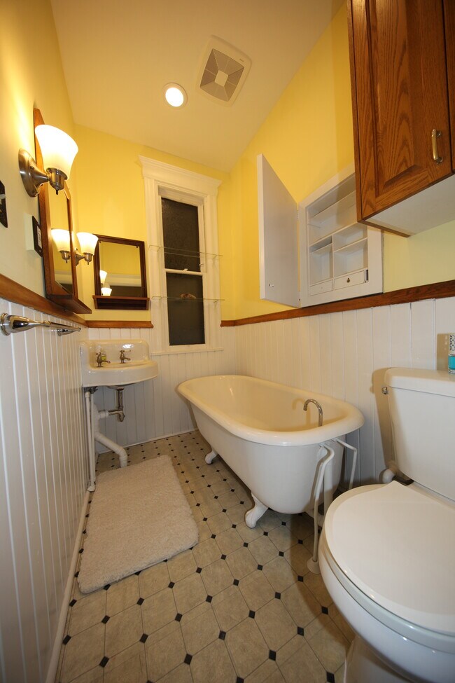 1334 Monroe St NE Unit 1, Minneapolis, MN 55413 Apartments in