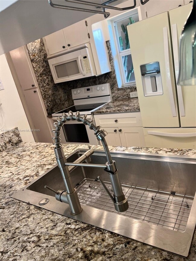 Foto del edificio - 10181 Twin Lakes Dr