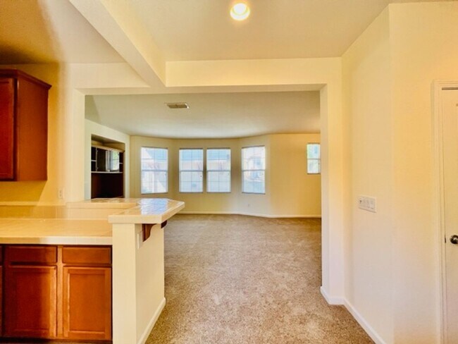 Building Photo - Gorgeous 3BD/2.5BA Tri-Level Townhouse- Ga...