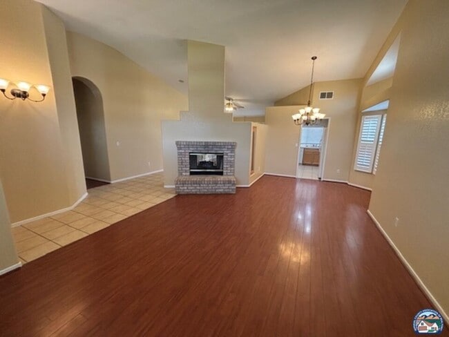 Building Photo - 545 Sagebrush St