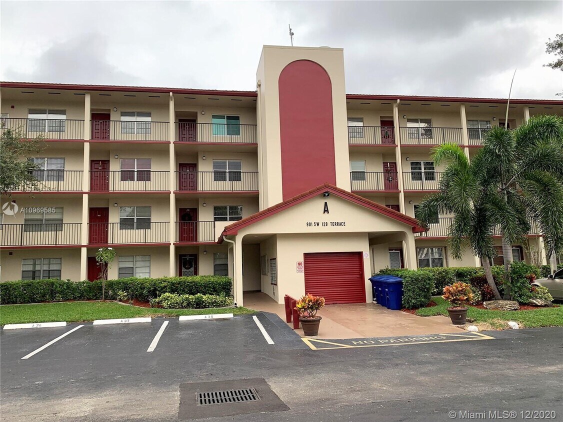 Foto principal - 901 SW 128th Terrace