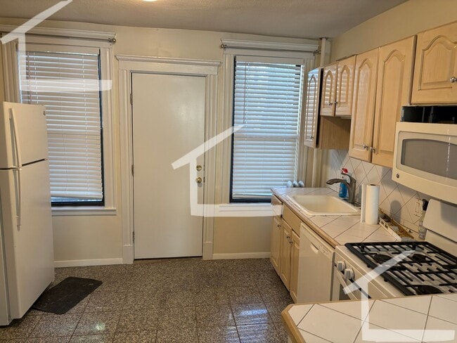 Building Photo - 2 Bed 1 Bath Available 2/1