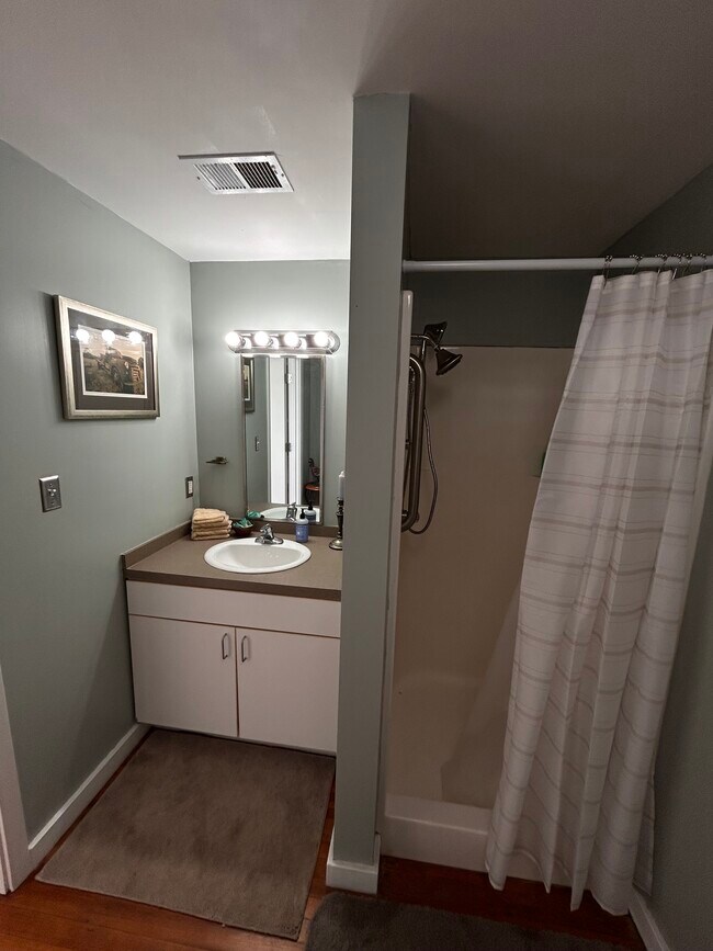 Baño - 125 Oak Street apartments