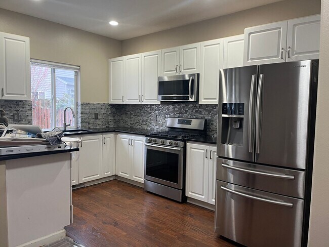 Building Photo - Charming **UPDATED** 3 BD* 2.5 BA* Single ...