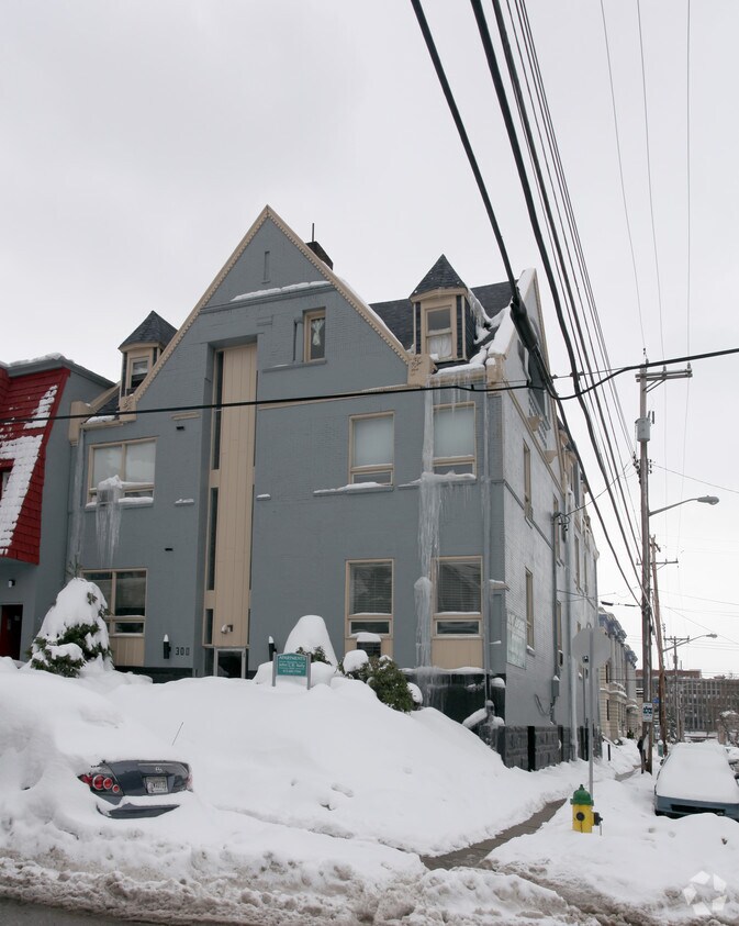 Primary Photo - 300 Meyran Ave